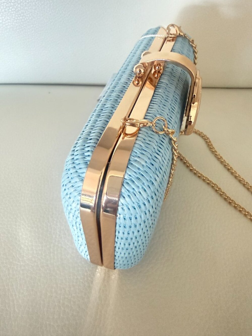 NWT TOMMY BAHAMA LIGHT BLUE WOVEN SHELL CLASP CLUTCH HANDBAG W GOLD CHAIN STRAP - Picture 2 of 7
